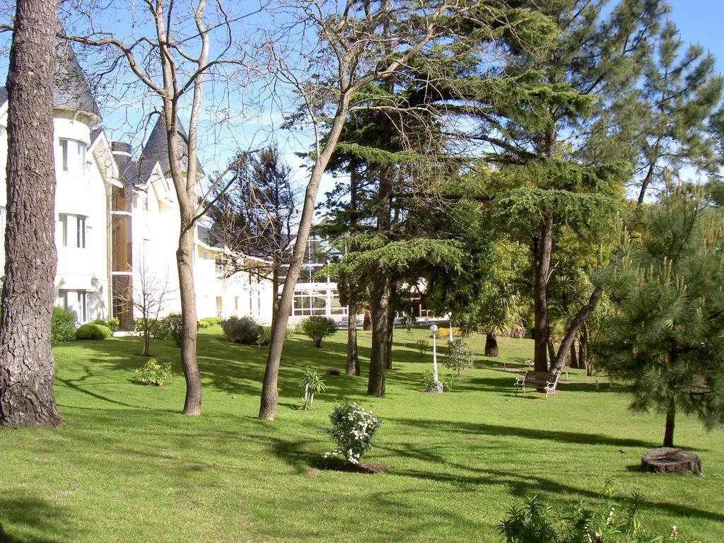Parque Hotel Jean Clevers 푼타델에스테 외부 사진 The park of the Château de launay