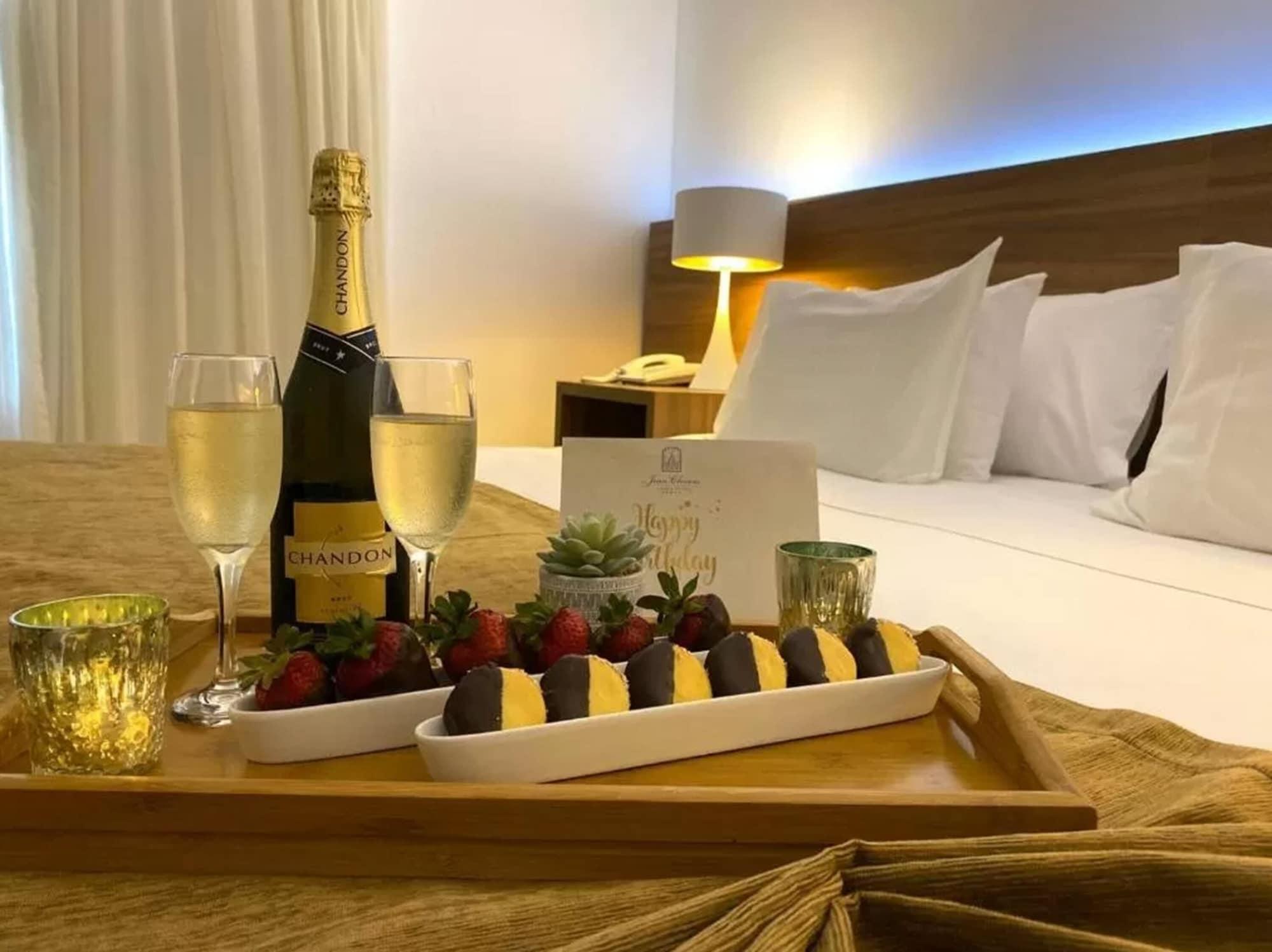 Parque Hotel Jean Clevers 푼타델에스테 외부 사진 A room service tray