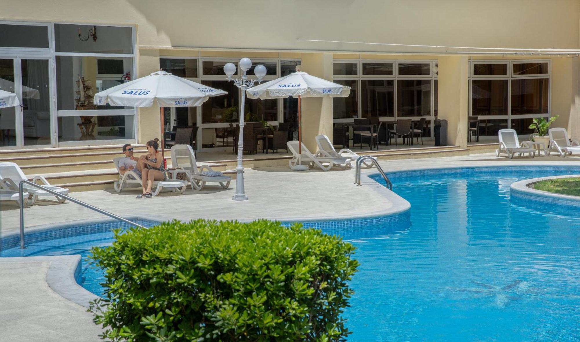 Parque Hotel Jean Clevers 푼타델에스테 외부 사진 The pool at the hotel