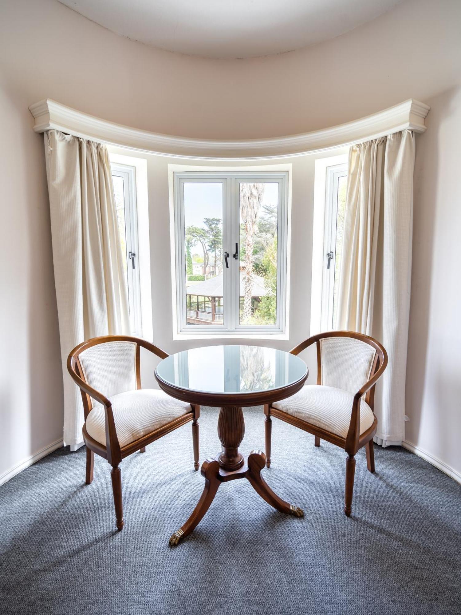 Parque Hotel Jean Clevers 푼타델에스테 외부 사진 A window seat with a table and two chairs