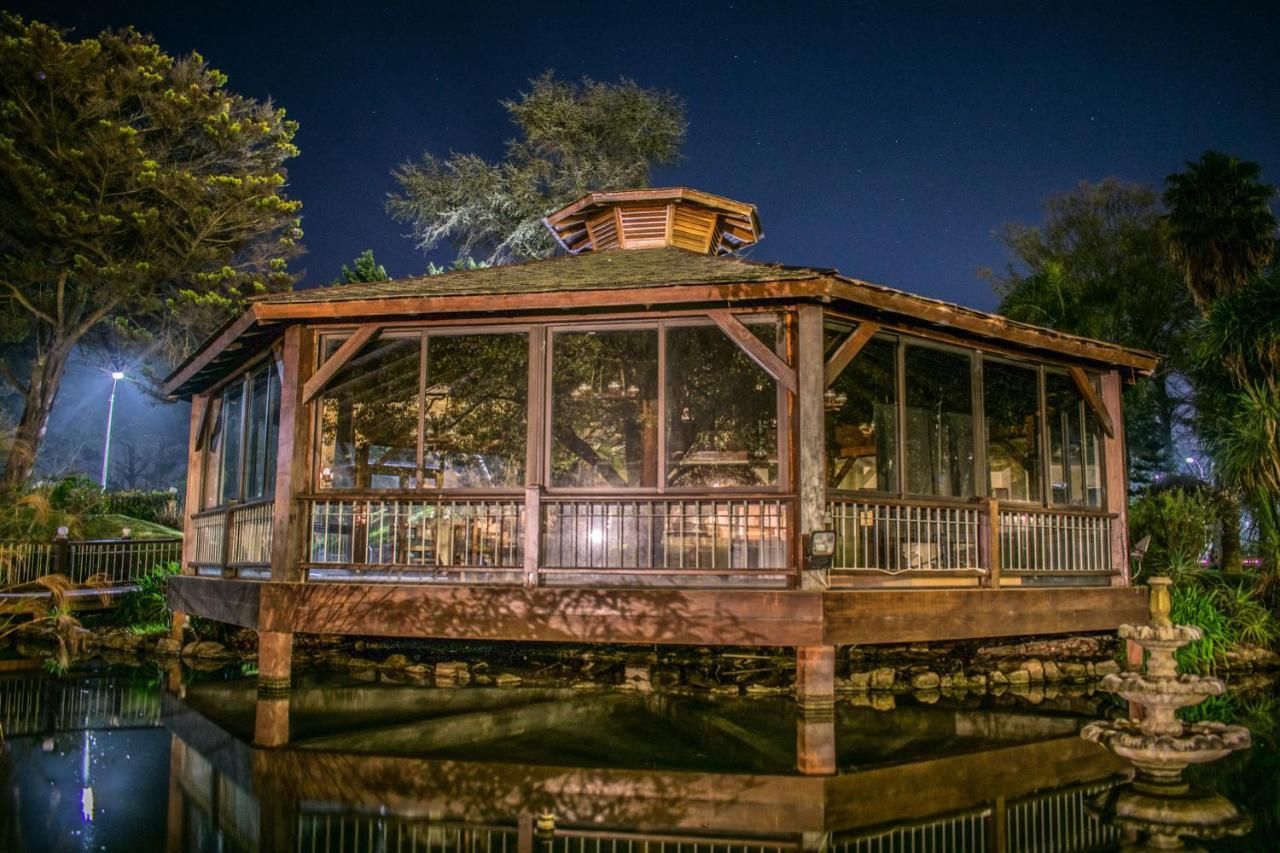 Parque Hotel Jean Clevers 푼타델에스테 외부 사진 The gazebo at the center of the pond