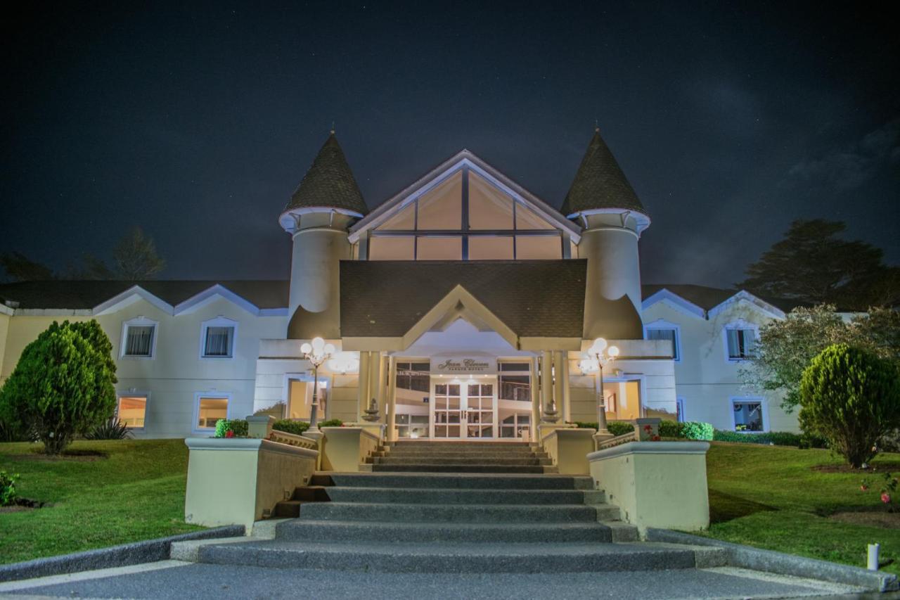 Parque Hotel Jean Clevers 푼타델에스테 외부 사진 The clubhouse at the Royal County Down Golf Club