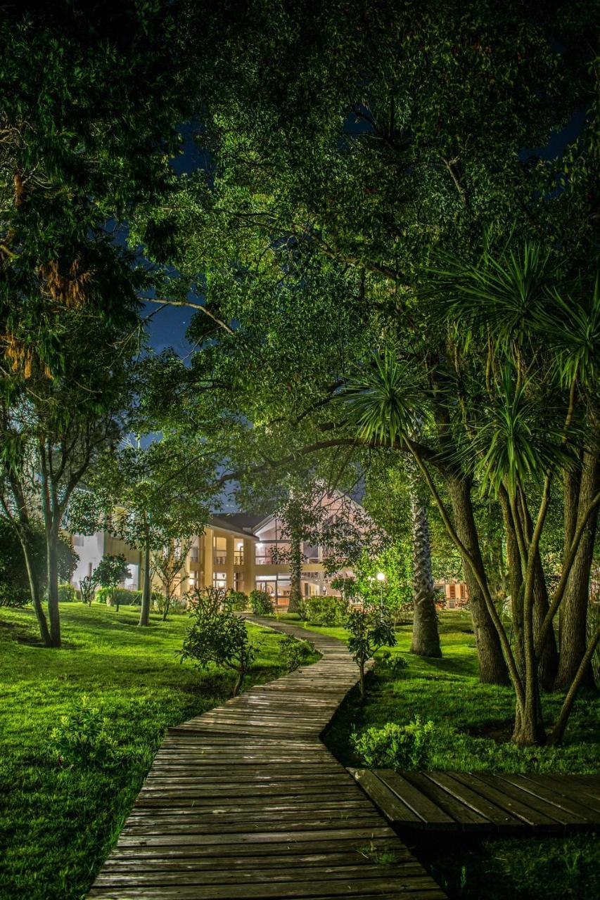Parque Hotel Jean Clevers 푼타델에스테 외부 사진 The hotel at night